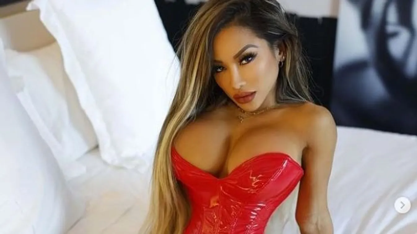 Se bugyi, se más: terpeszben pihen az álomtestű szobalány