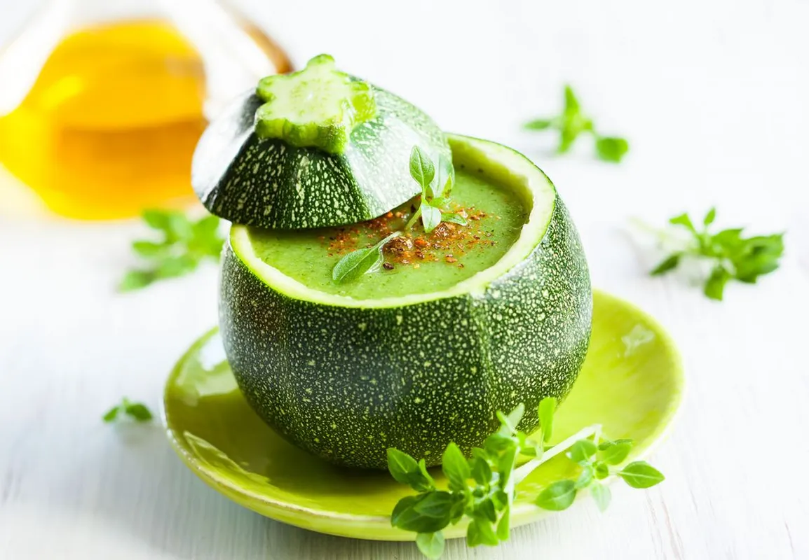 Zucchini,Cream,Soup,Served,In,A,Round,Zucchini.