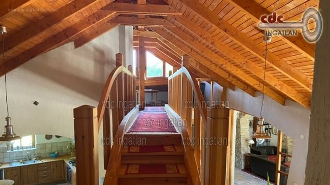 Fűrészelő utca: 1,8 milliárdért eladó egy 8 szobás ház