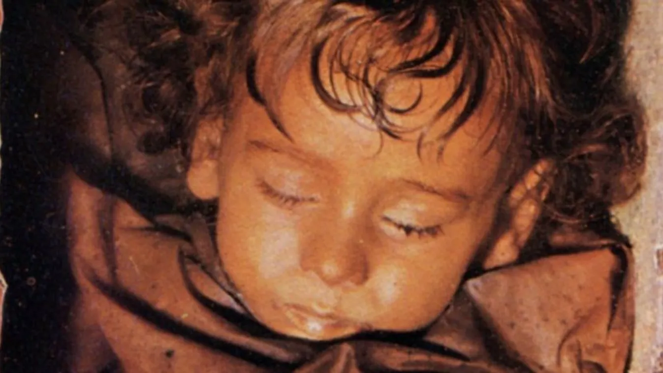 Horror a katakombában: A turistákra kacsint a 2 éves lány