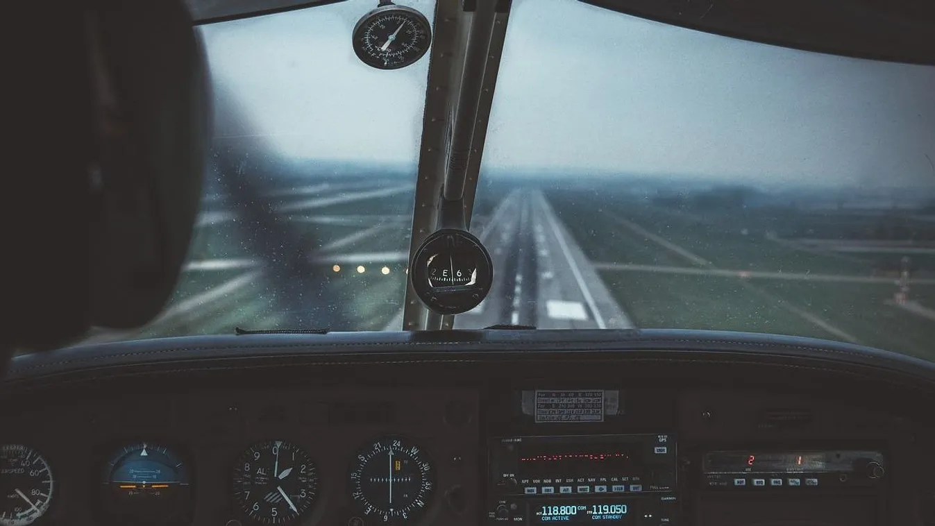 Utasok életveszélyben: összeverekedett két pilóta a repülőn