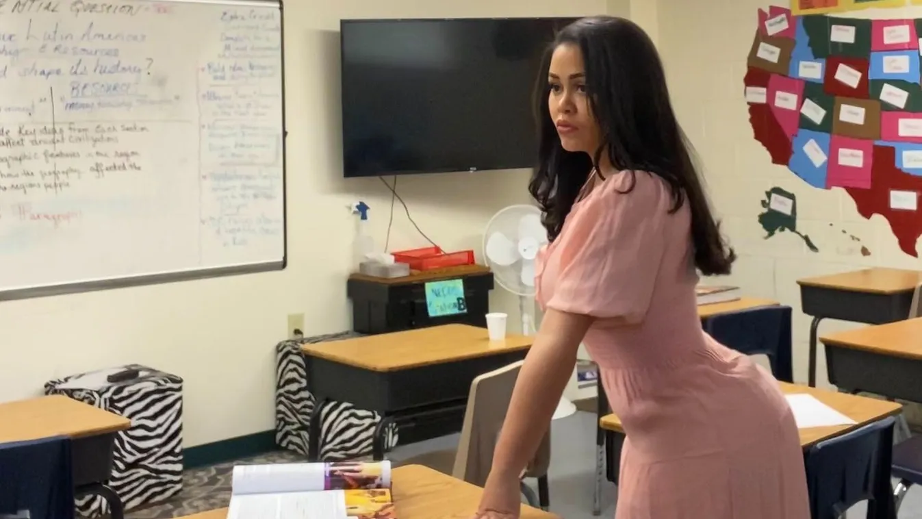 Lázadnak a szülők a nagy mellű tanárnő ellen