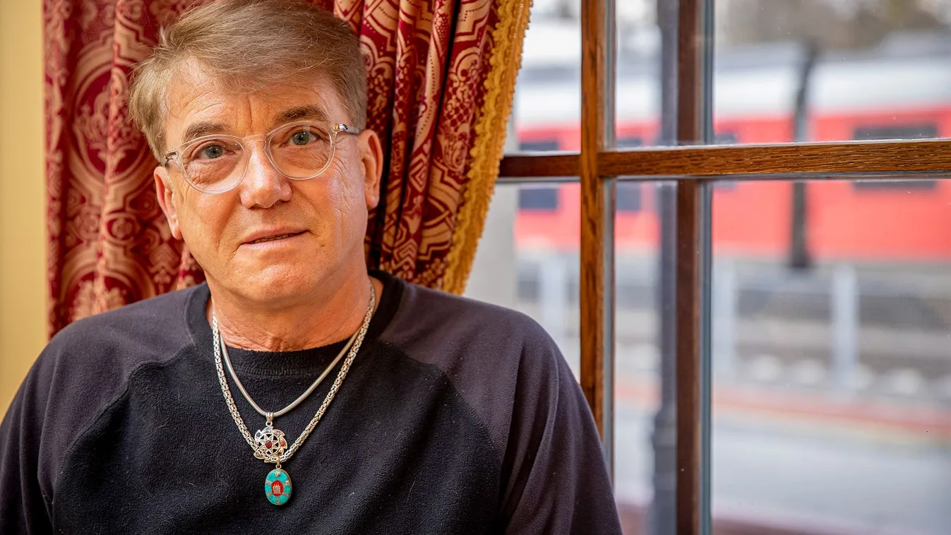 Ezért "ment le kutyába" a magyar retrosztár - fotó