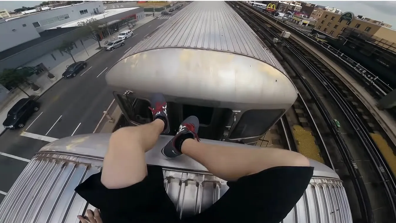 Belehalt a tinédzser a vonat tetején készített szelfibe