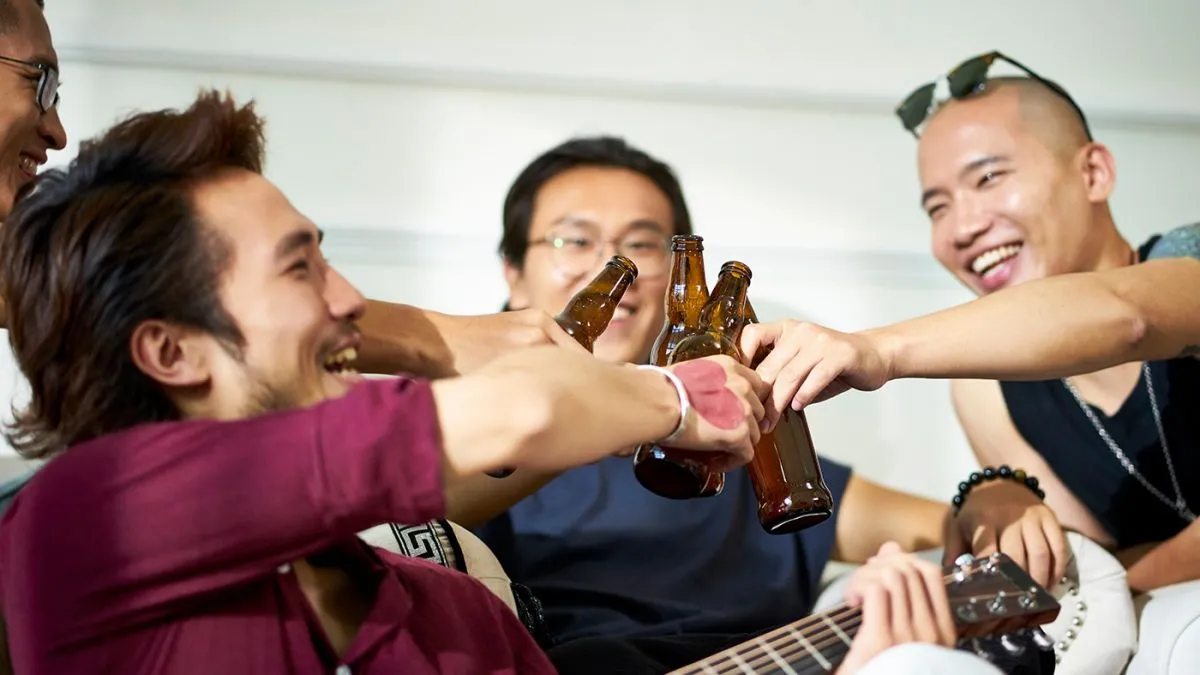 Asian,Young,Adult,Men,Relaxing,And,Enjoying,Music,And,Beer