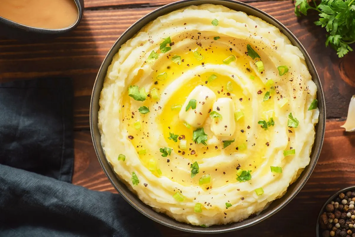 Delicious,Creamy,Mashed,Potatoes,With,Butter,,Fresh,Herbs,And,Freshly-cracked