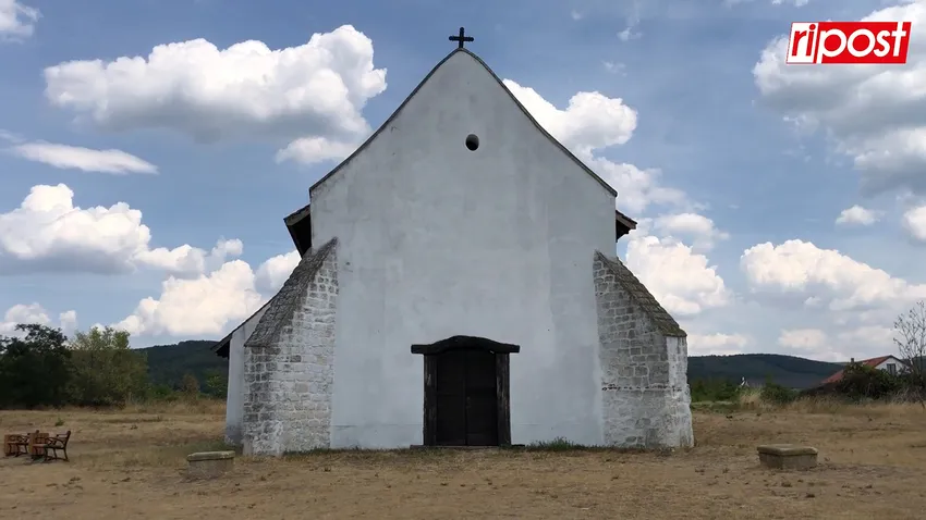 Különleges kápolnára bukkantunk a budajenői temetőben