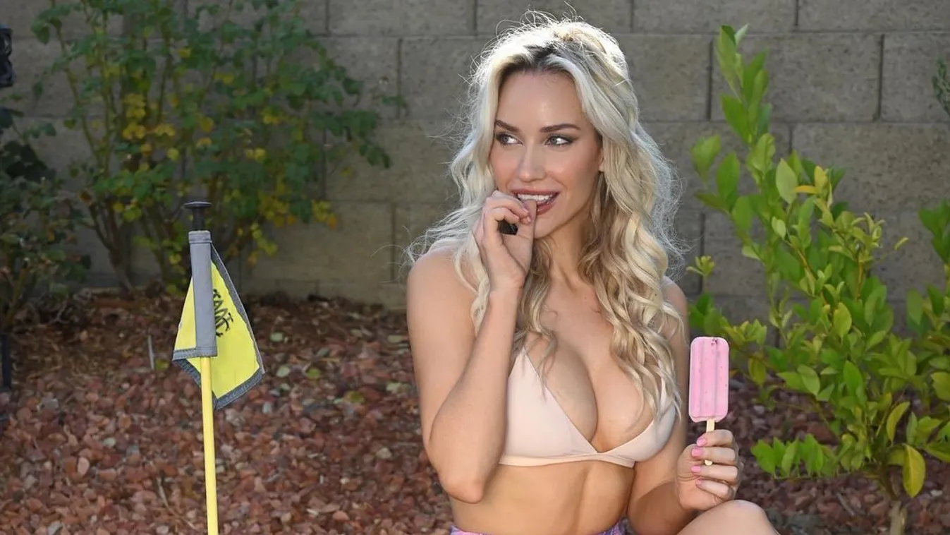 Elszabadulnak a hatalmas mellei a golfpályán a bombázónak