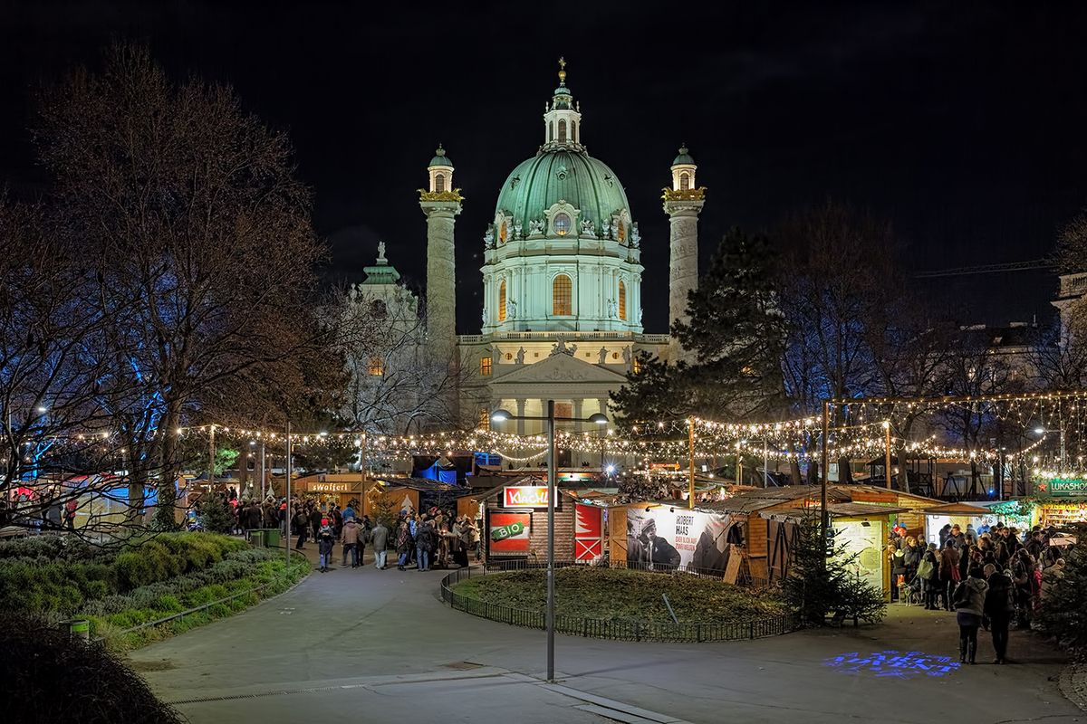 Vienna,,Austria,-,December,9,,2016:,Karlsplatz,Christmas,Market,In