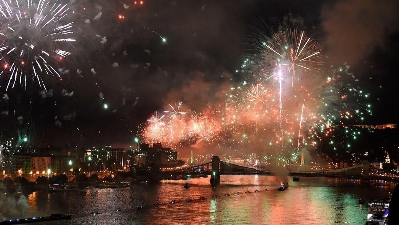 Így látták a tűzijátékot a budapesti szupergazdagok - Videó
