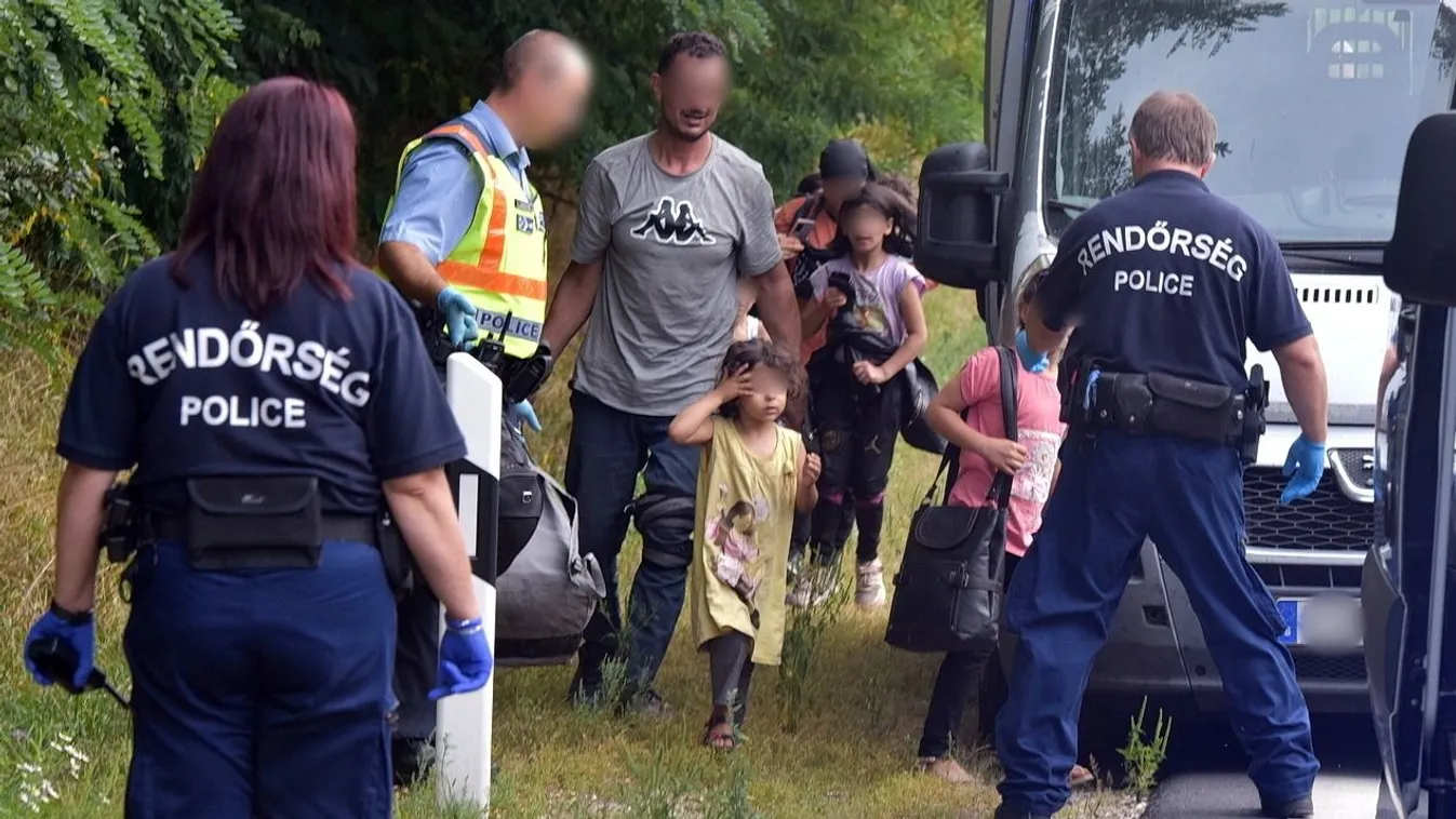 Zöldség helyett migránsokat vitt a kocsi