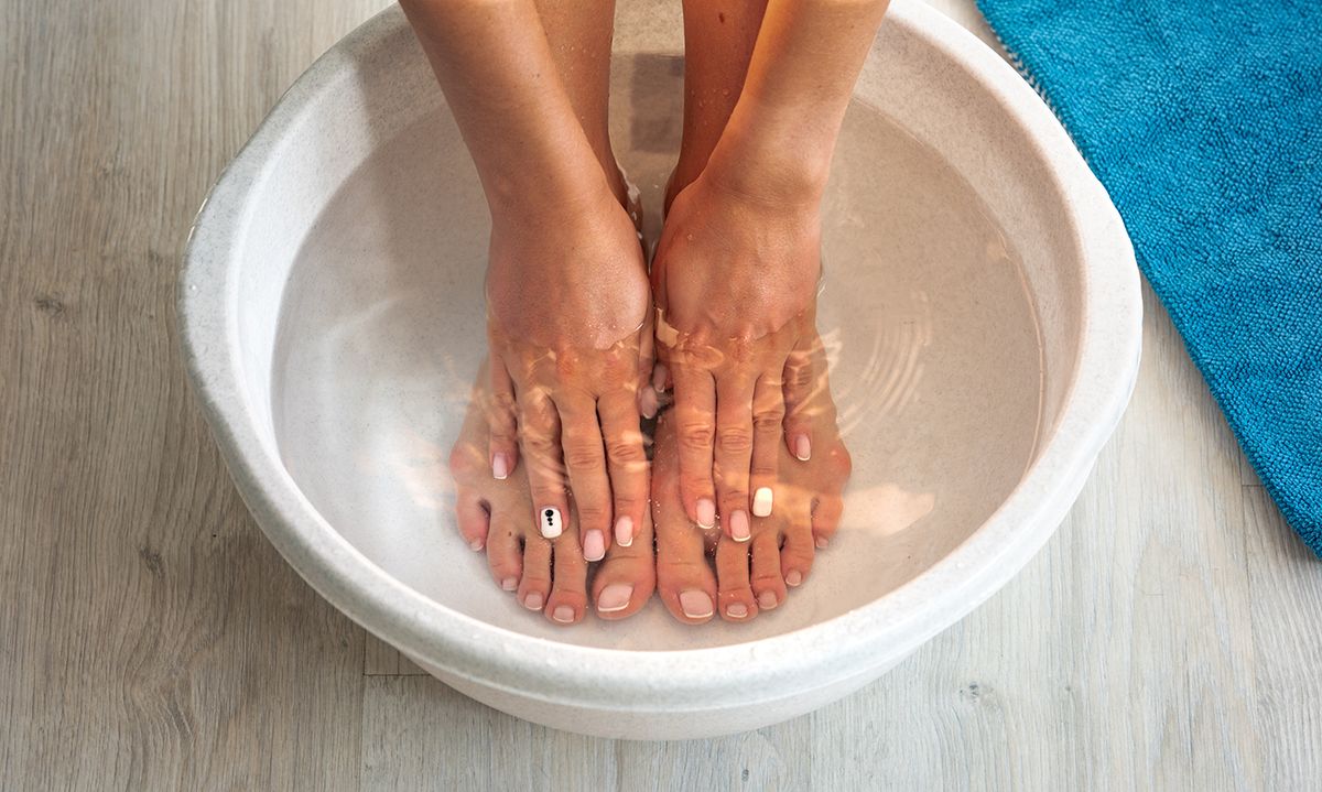 Woman,Put,Hands,And,Feet,In,Bath,With,Hot,Water
