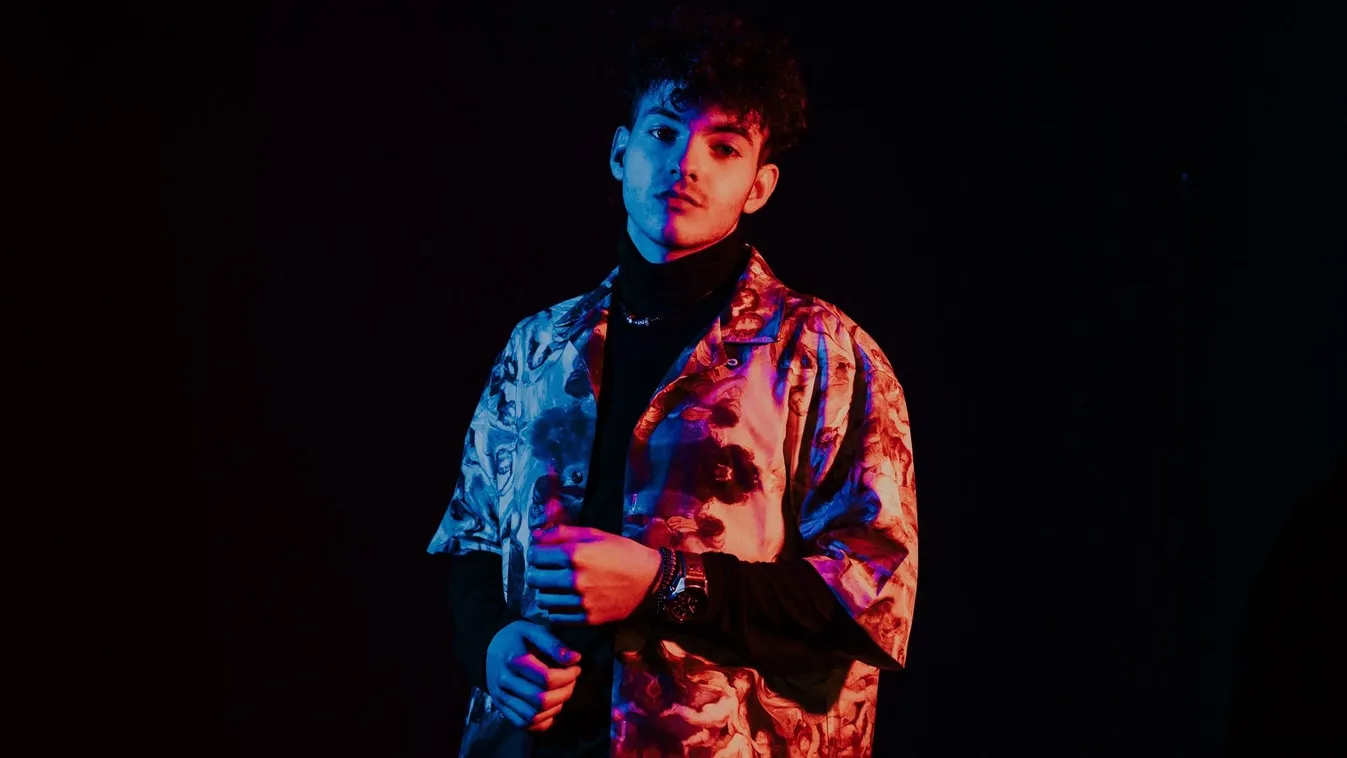 Azahriah megcsalt barátnője a háttérből figyeli az énekest