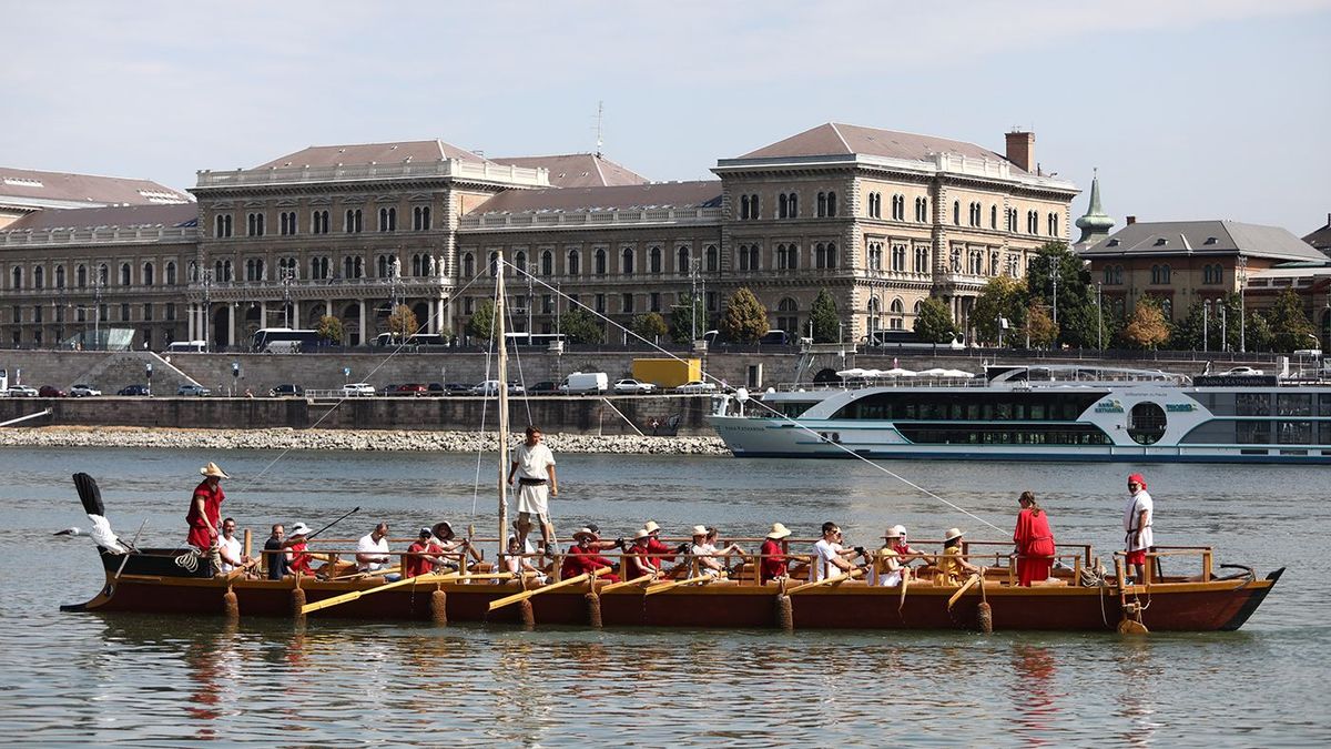 Budapesten a római hajó: 2400 kilométert eveztek és 17 évszázadot ugrottak át