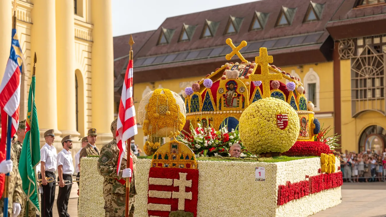 Színes virágkocsik a debreceni karneválon