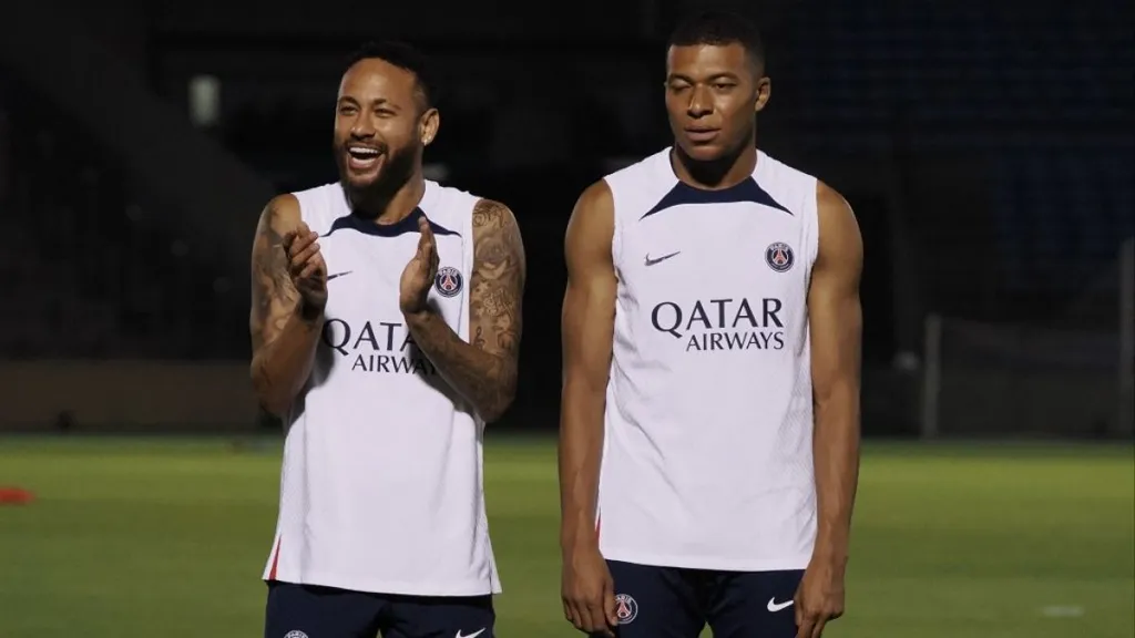 Mbappé (jobbra) nem valami boldog, hogy Neymar még mellette van