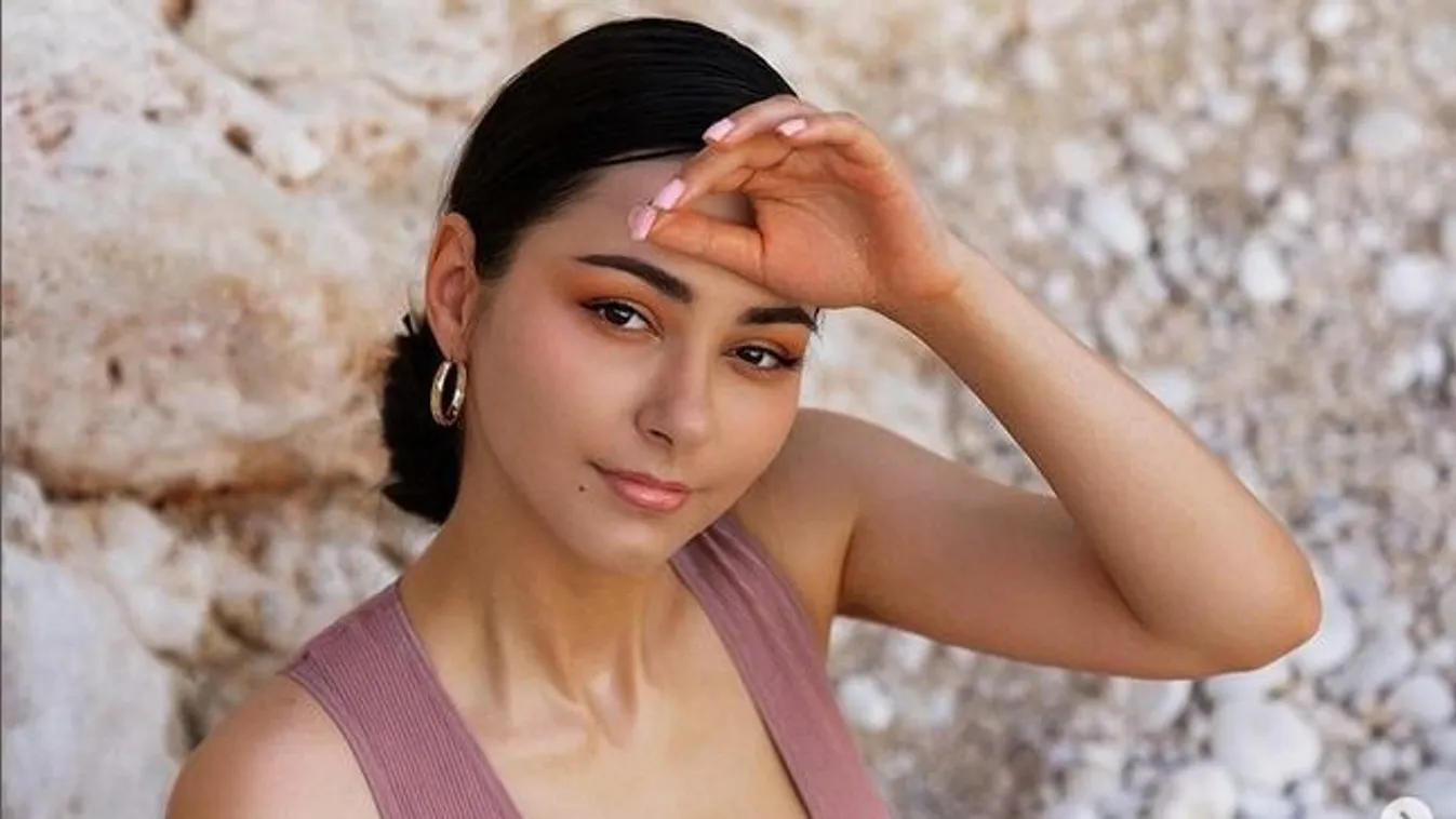 Lekapta a bikinifelsőt a tengerparton a bombázó