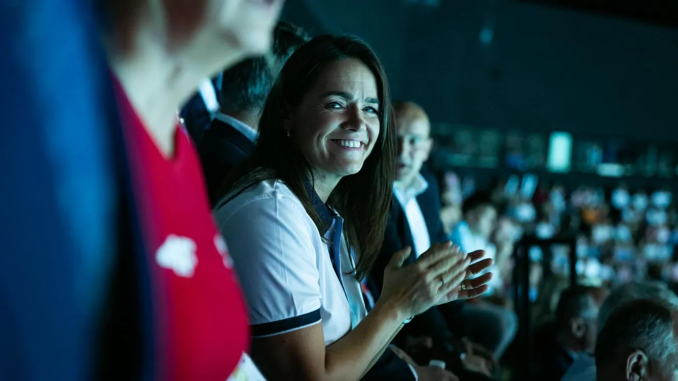 Novák Katalin beszállt a csapatfotóba