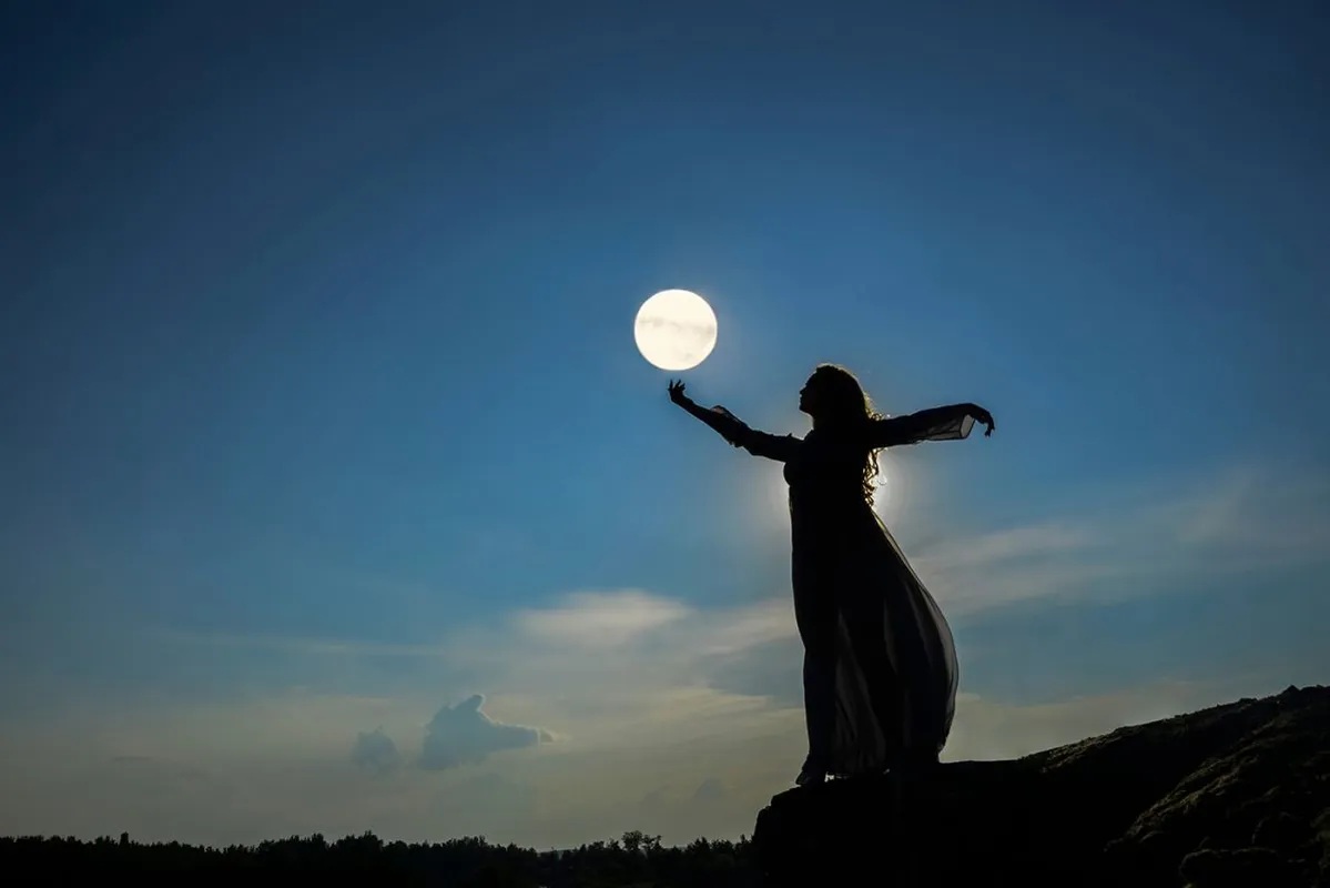 Silhoutee,Of,Woman,Standing,On,Top,Of,Mountain.,Female,Hold