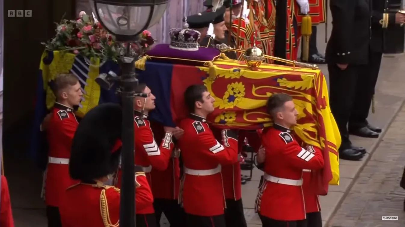  Elindult a menet II. Erzsébet koporsójával