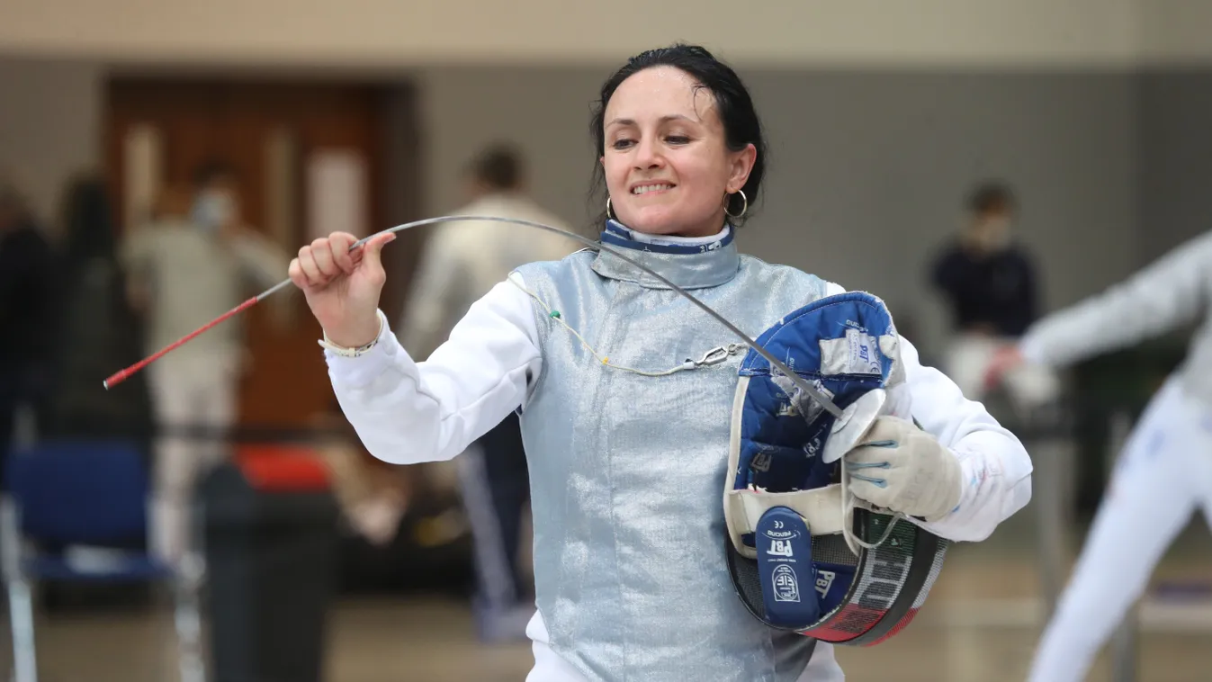 Mohamed Aida ingázik a vívóterem és az Operaház között