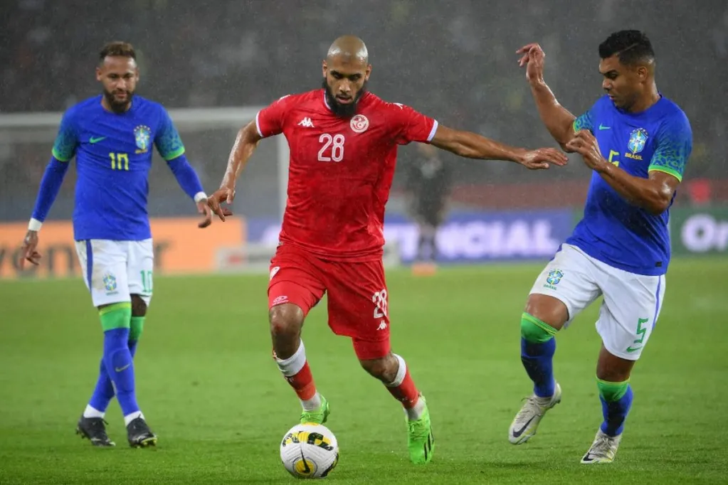 Laidouni (középen) kedden még Neymar és Casemiro ellen küzdött Párizsban, a Brazíliától kikapó (1-5) tunéziai válogatottban