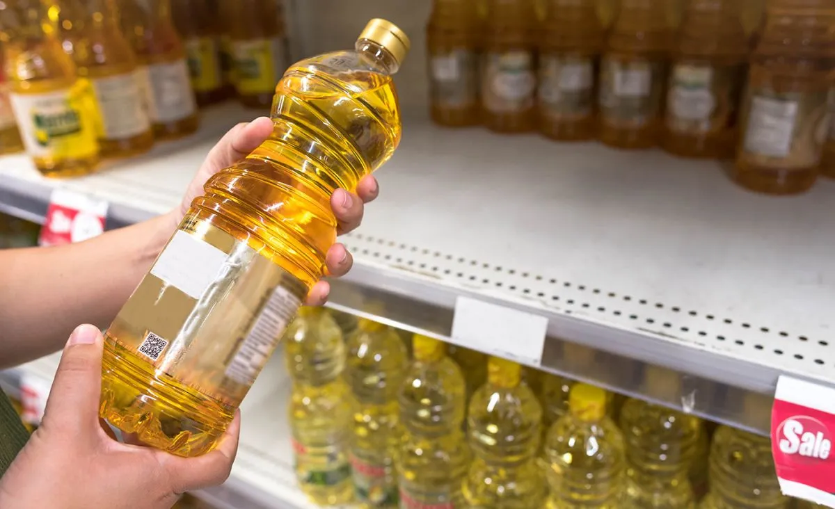 Bangkok,,Thailand-,March,15,2020:,Woman,Hand,Holding,Oil,Bottle