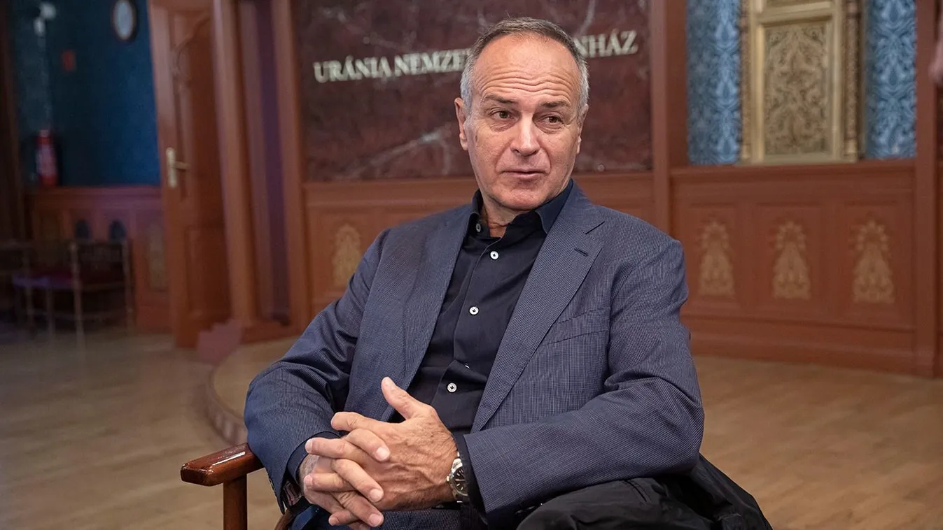 Budapestre érkezett az olaszok híres szépfiúja