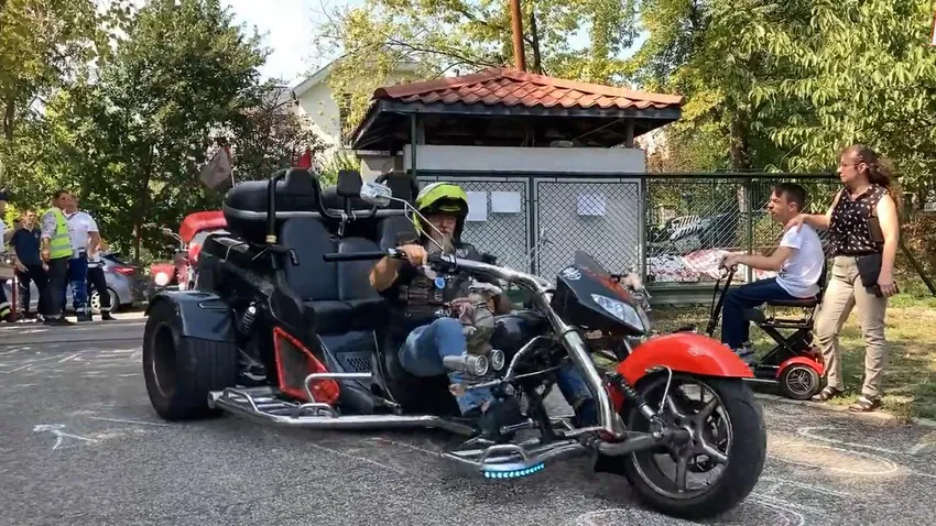 Rendhagyó motoros tanévnyitó a Pető Intézetben