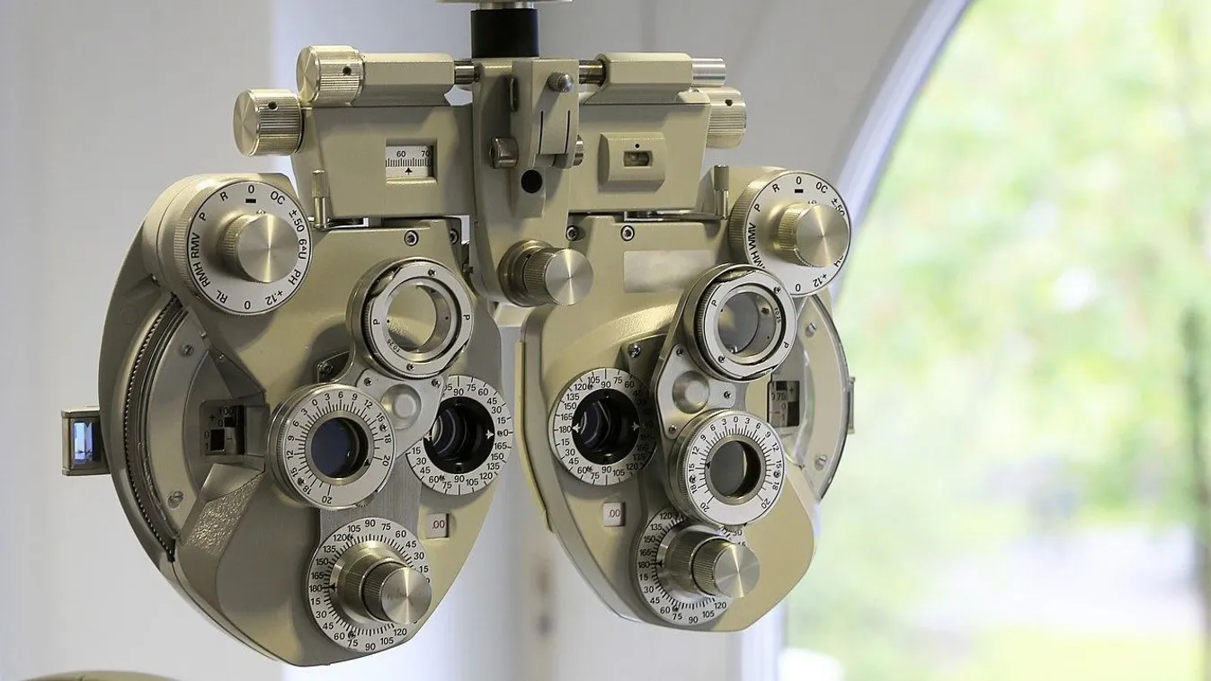 Mélyen a nő szemébe nézett, azután megmentette az életét