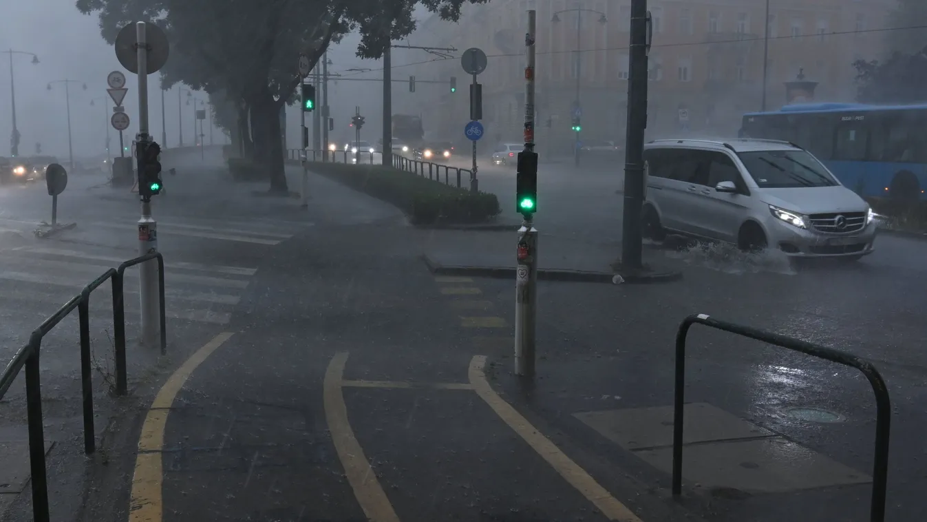 Leszakadt az ég Budapesten, teljesen elesett a város – videó