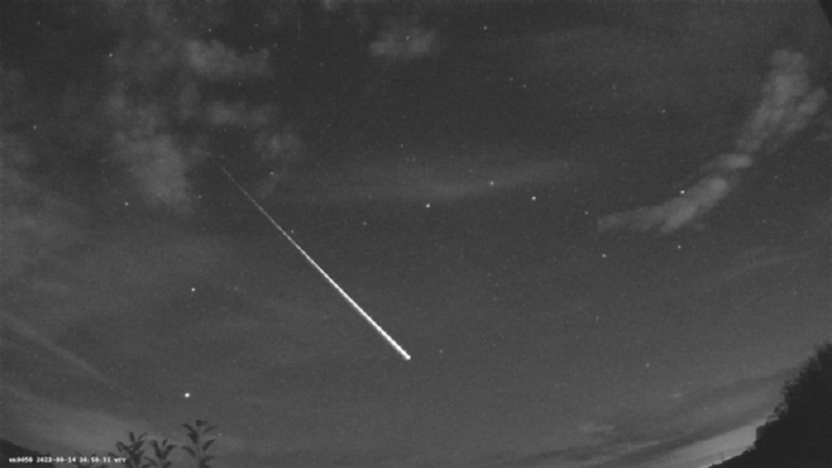 „Szívrohamot kaptam” -  hatalmas tüzes meteor száguldott az égen – Videó