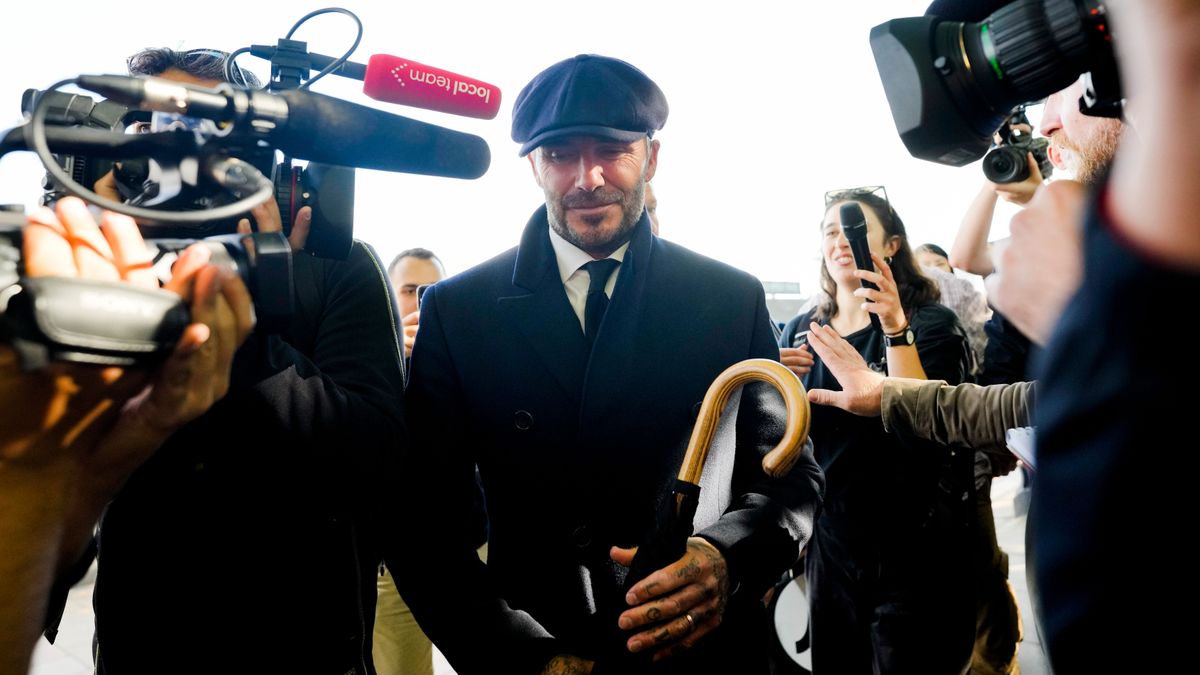 Nagy volt a baj, David Beckham a kerítésen keresztül menekült