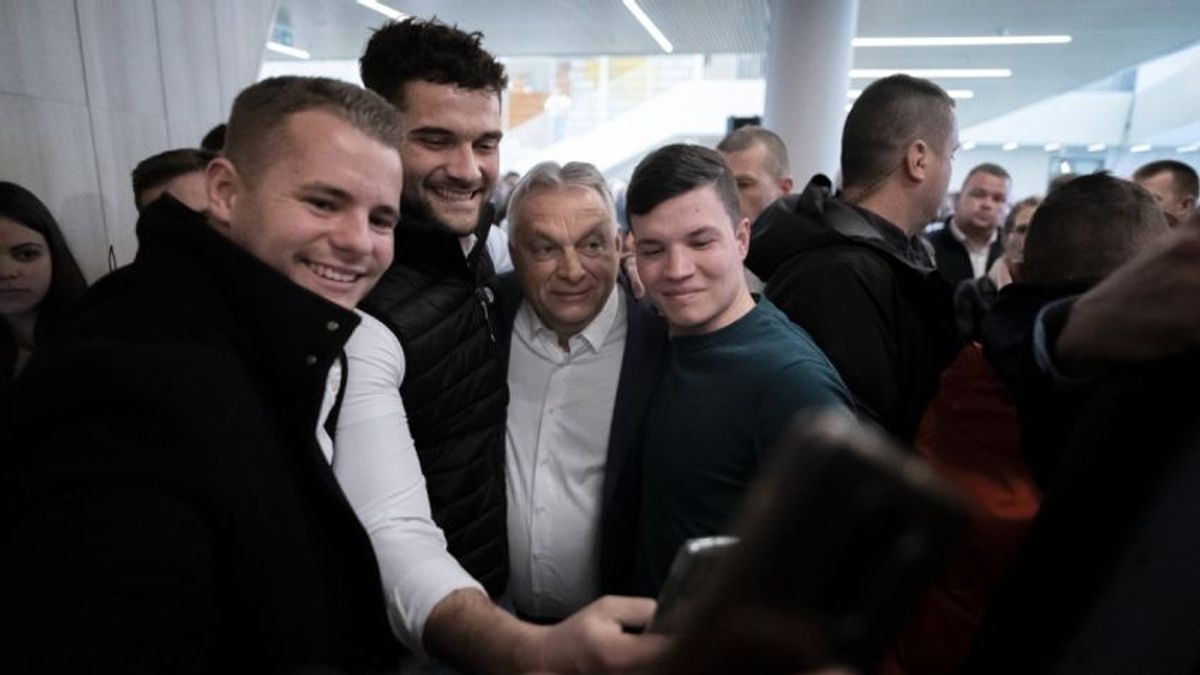 Szelfiznének-e a fiatalok Orbán Viktorral?