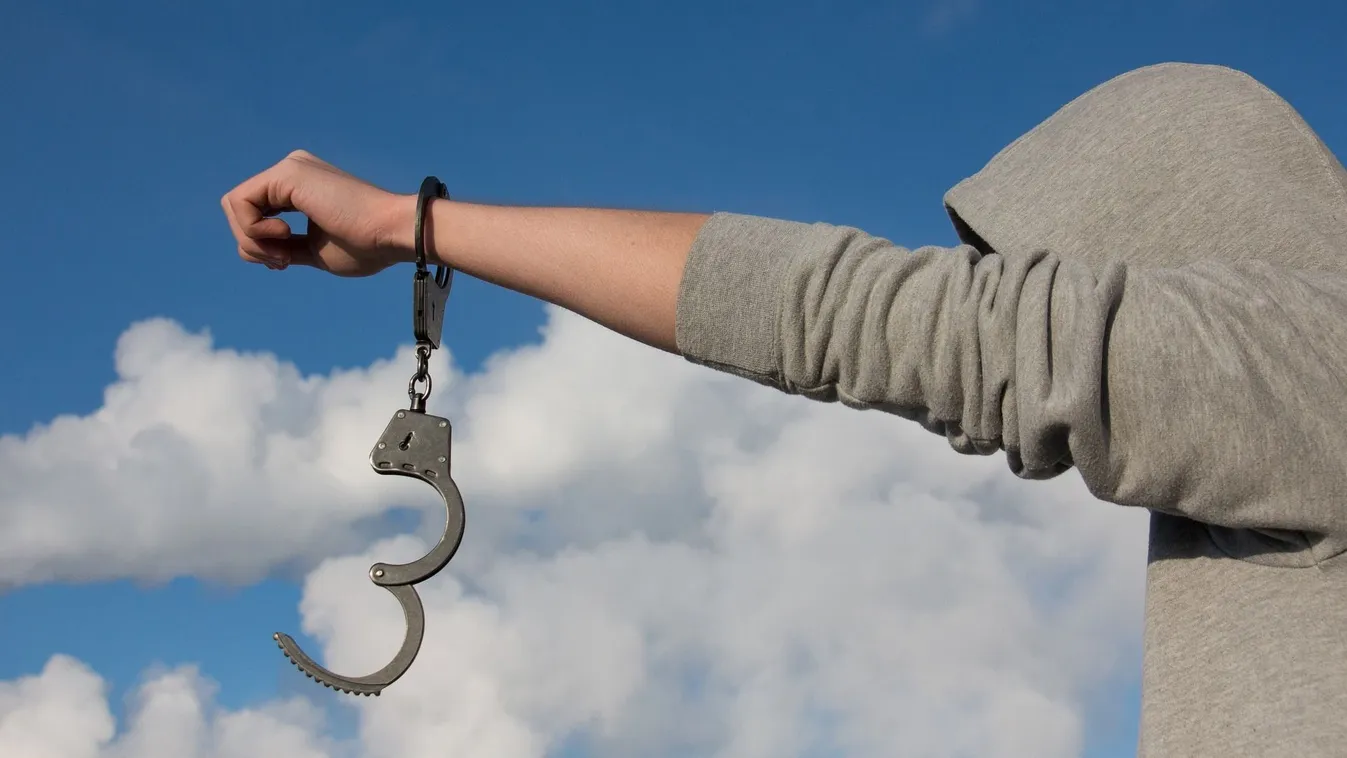 Eltörte a rendőr vállát és kiharapott egy darabot a másikból