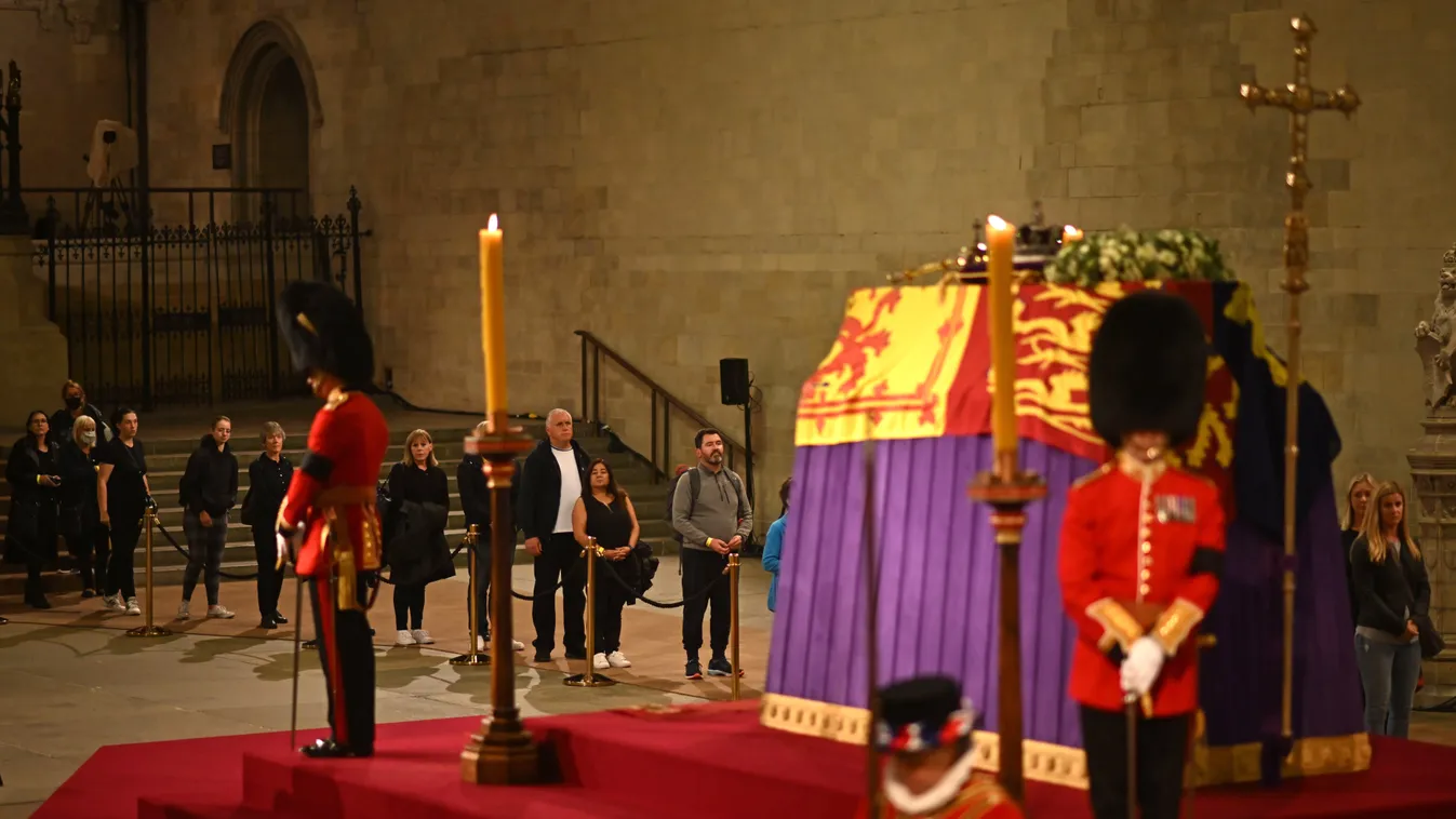 Összeesett a királyi család tagja a királynő koporsója előtt