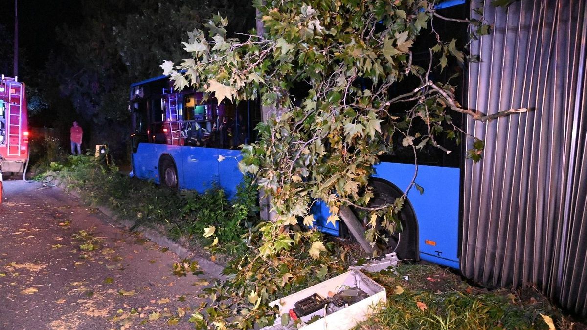 Buszbaleset történt Budapesten, sok a sérült - Fotó