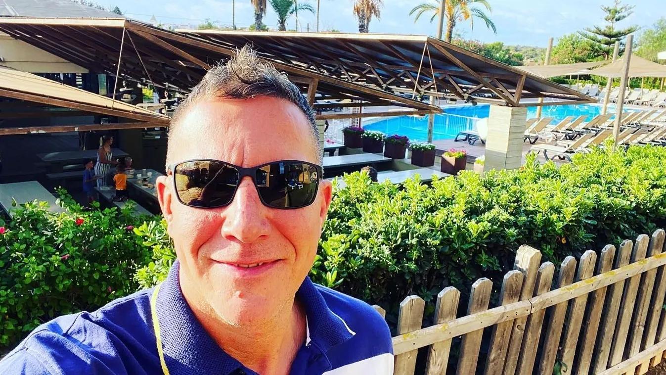 Kisfia nélkül utazott külföldre a magyar színész