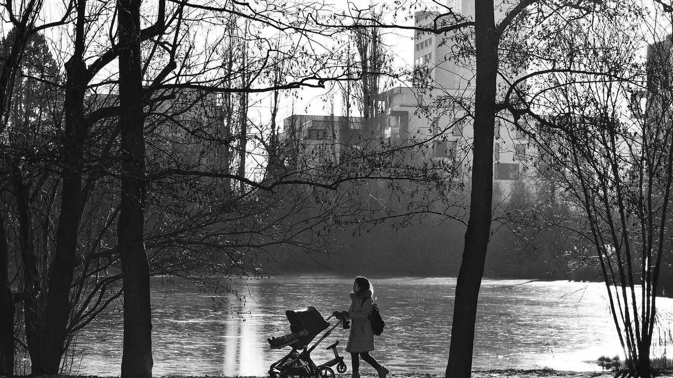 Leütöttek egy terhes nőt, aki a babakocsiban tolta gyerekeit