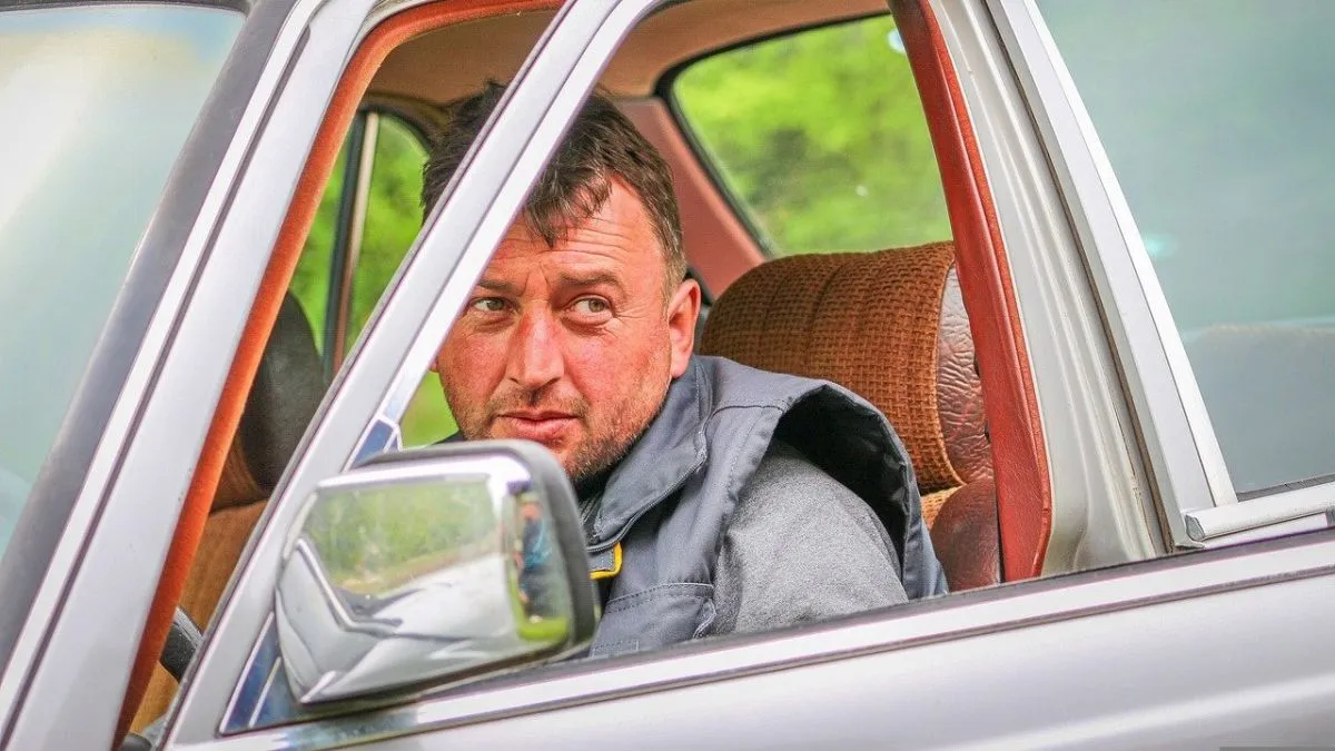 mérges, sunyi, bosszús, autós, csaló, svindler, autó,