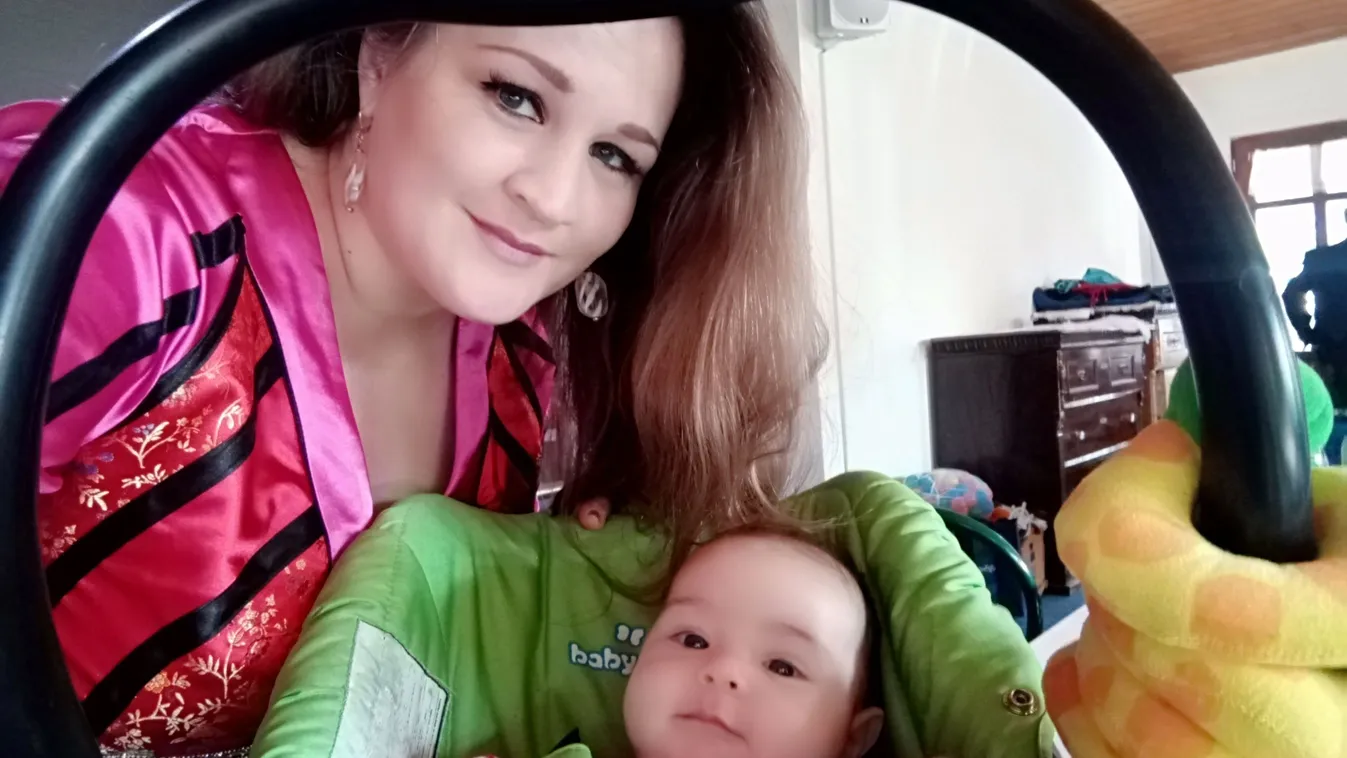 Szoptatás közben szenvedett autóbalesetet a magyar énekesnő