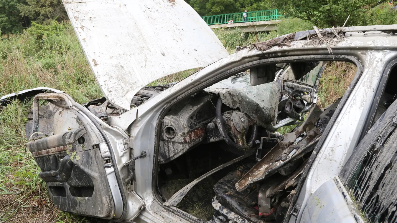 Sokkoló fotók a kapuvári halálautóról