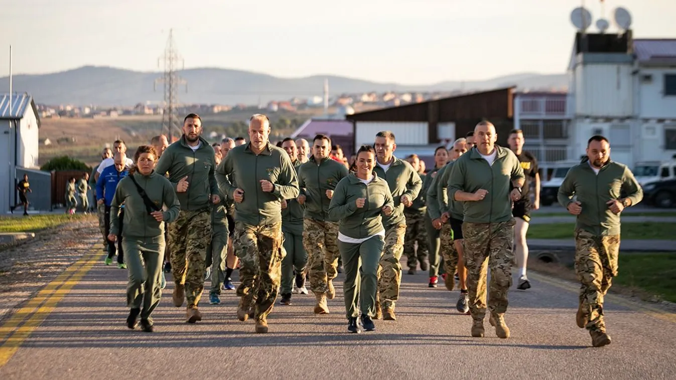 Együtt sportolt a katonákkal Novák Katalin Koszovóban -videó