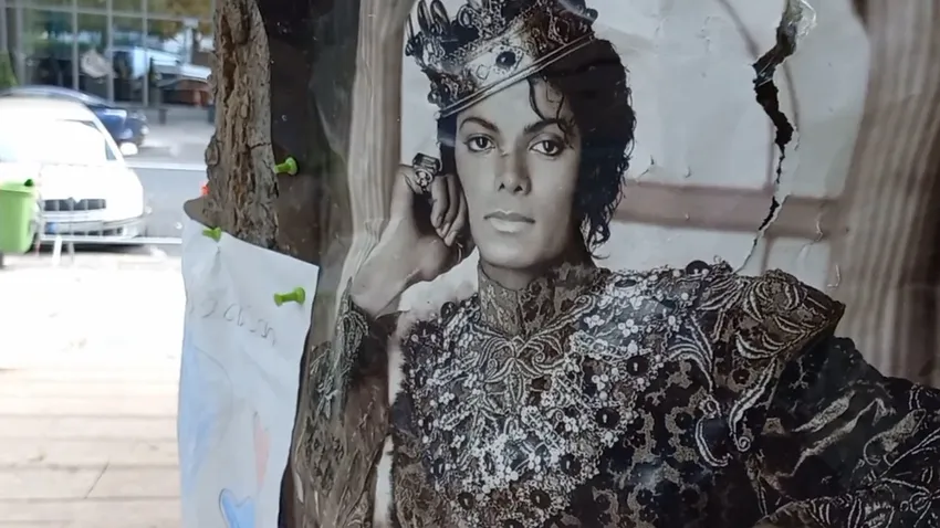 Budapest legfurcsább látványossága a Michael Jackson emlékfa