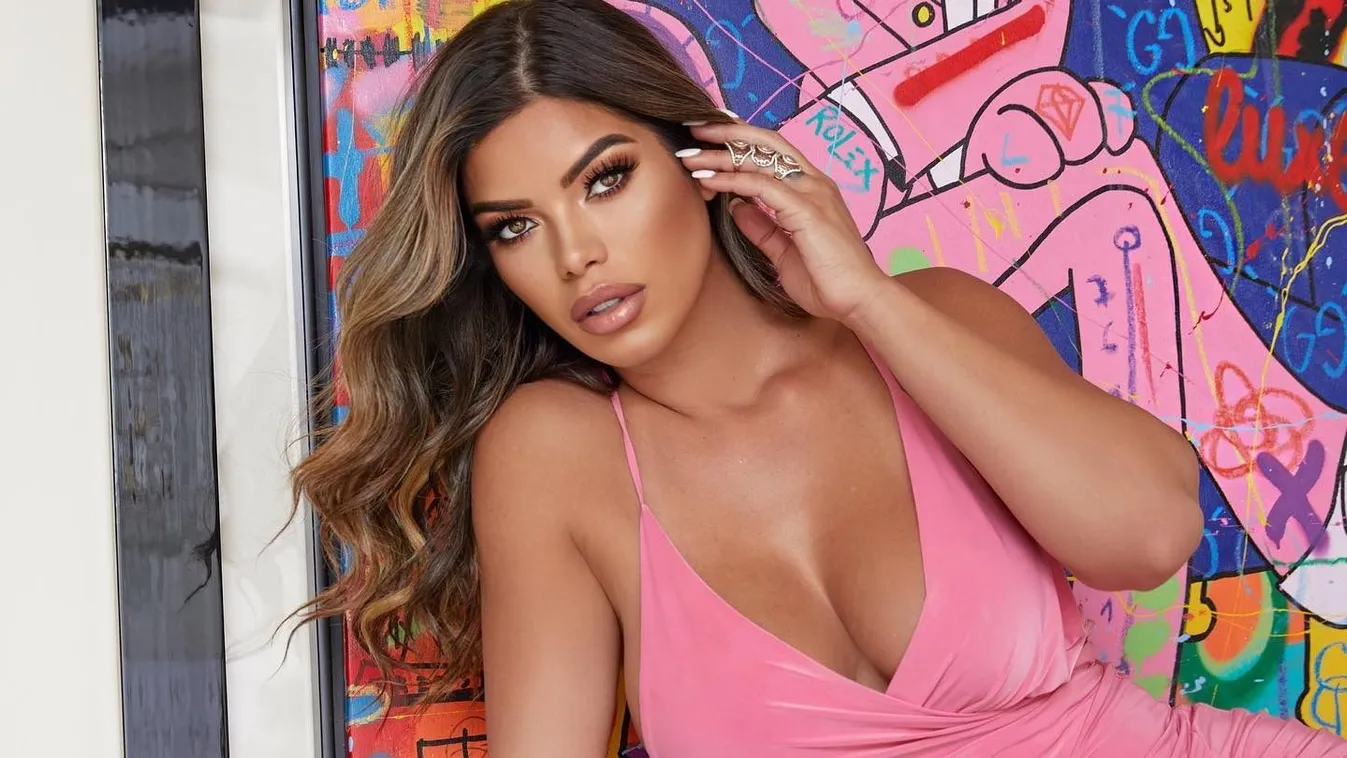 Meztelen testet villantott a teraszon a kebelcsoda