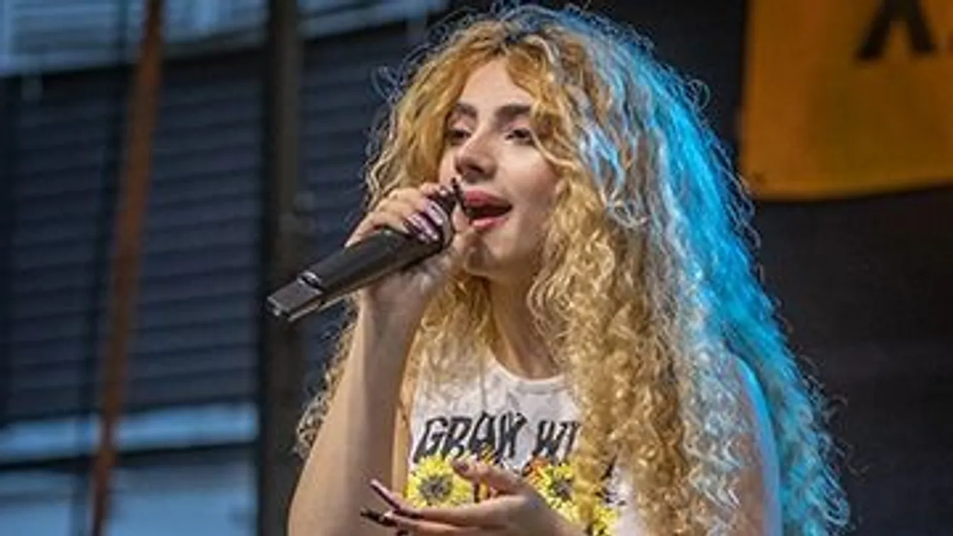 Dubajba megy Opitz Barbi