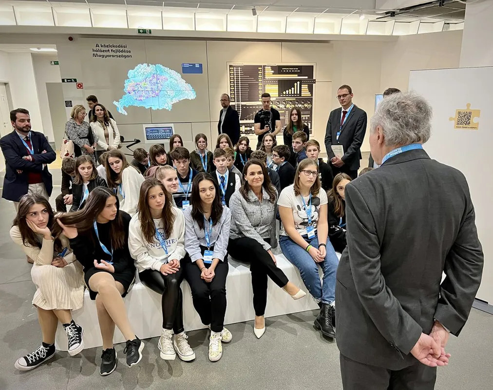 Novák Katalin az Álmok Álmodói c. kiállításon.