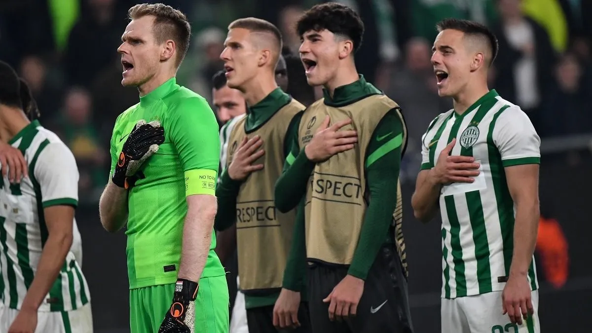 Dibuszék (balra) a Himnuszt is elénekelték az örömittas szurkolókkal