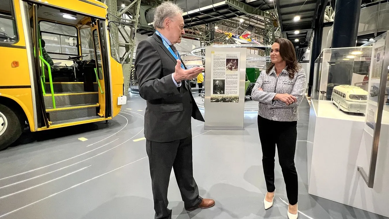 Bakelitlemezből készült Novák Katalin szemüvege - Videó