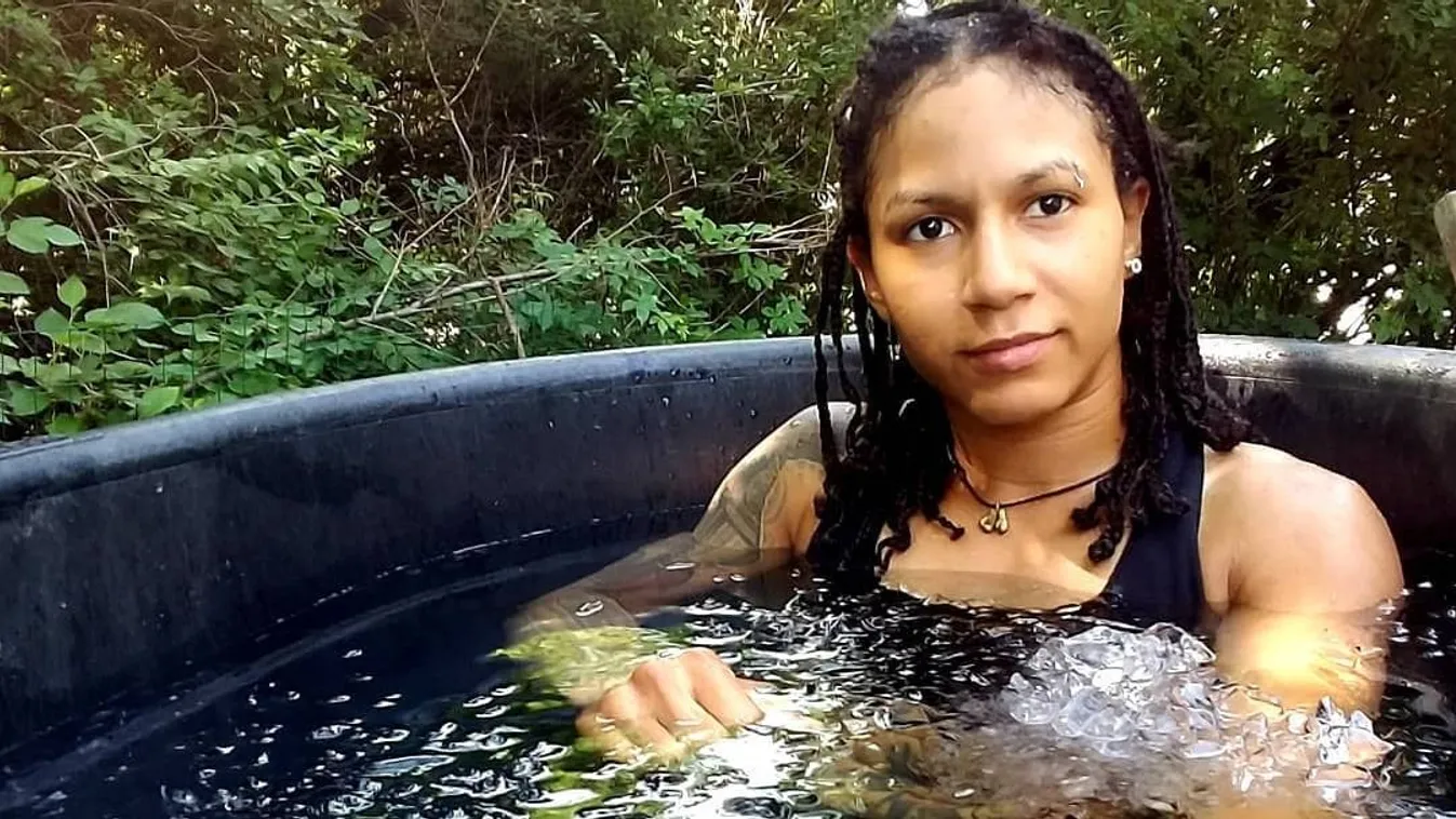 Csupasz mellekkel üzent a sportolónő a Disney-nek– Videó